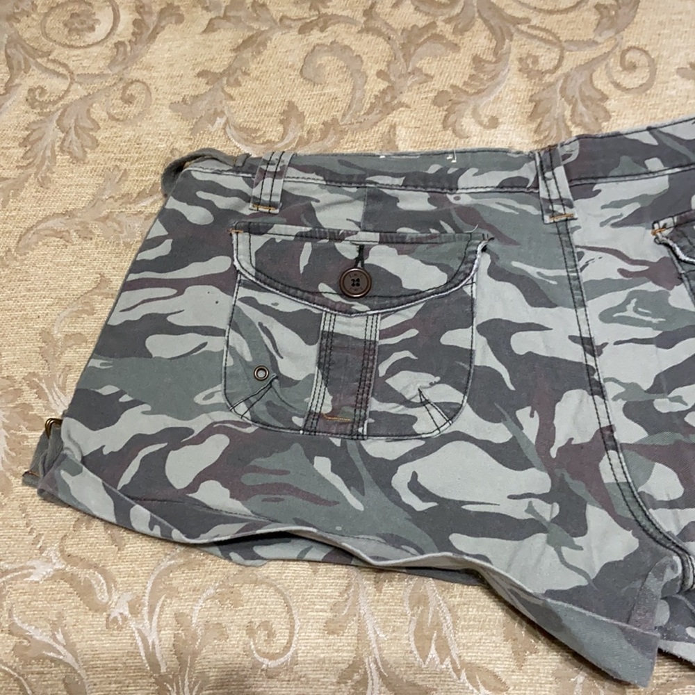 l.e.i. Camouflage Cuffed Shorts 15 - Picture 8 of 12